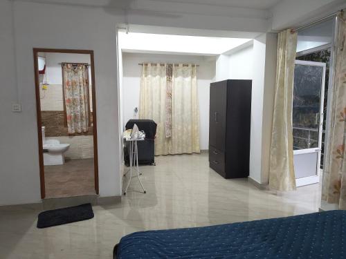 Habitación con 1 dormitorio con 1 cama y baño. en Natures Life urban homestay, en Gangtok