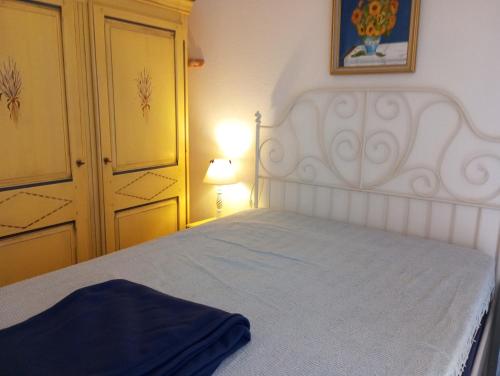 En eller flere senge i et værelse på location T2 Cavalaire sur mer avec piscine