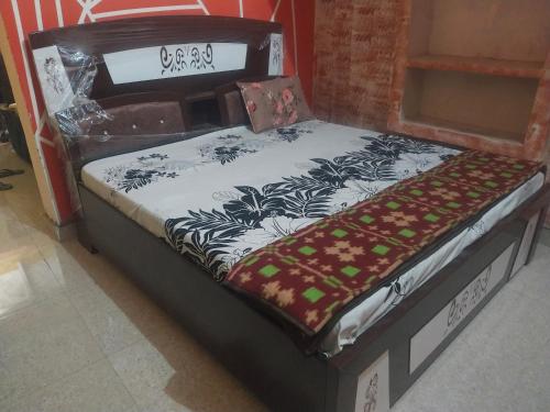 Dauji Maharaj Sewa Sadan tesisinde bir odada yatak veya yataklar