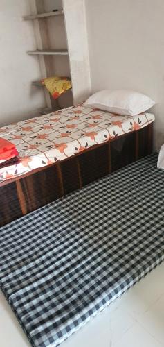 uma cama num quarto com em City yatra em Ujaim