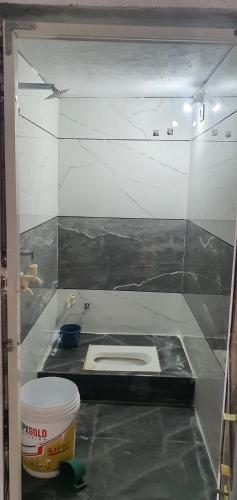 uma casa de banho com WC num quarto em City yatra em Ujaim