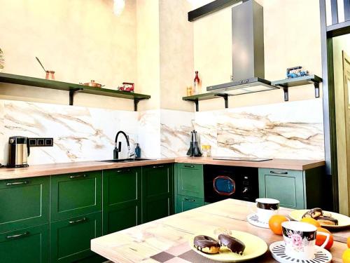 Küche/Küchenzeile in der Unterkunft Брутальная квартира ЖK Sport Sity LUX