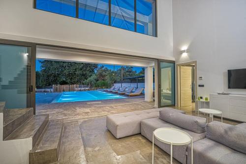 Bazén v ubytování LDV ZANTE VILLAS Divine Villa Zakynthos (Laganas) nebo v jeho okolí