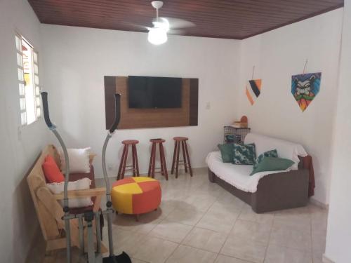 a living room with a couch and a tv at Recanto do Sossego in Águas de Lindóia