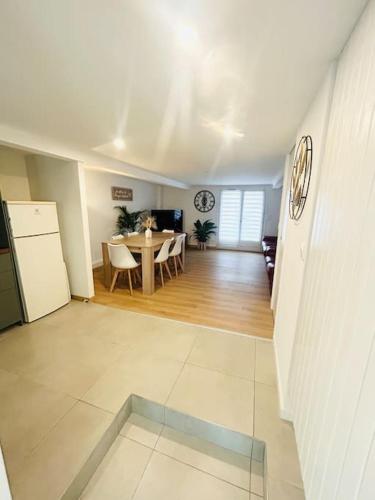 un salon avec une cuisine et une salle à manger dans l'établissement Maison chaleureuse proche Paris, à Châtillon