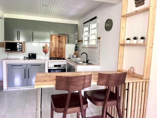 Kuchyň nebo kuchyňský kout v ubytování Appartement Le Colibri avec jacuzzi