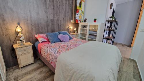 um quarto com uma cama com almofadas em Estudio Mirador Dorado em Málaga