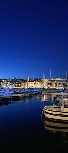 un bateau amarré dans un port de plaisance la nuit dans l'établissement Appartement 1er Marseille Saint-Charles, à Marseille