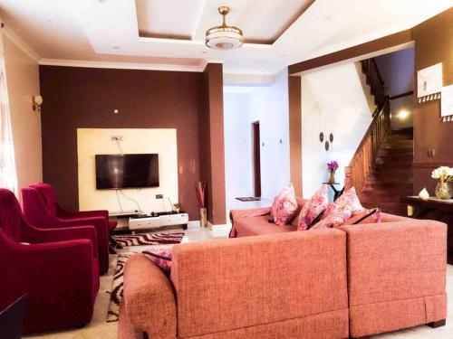 Kutani的住宿－Shimbo Homes，带沙发和电视的客厅