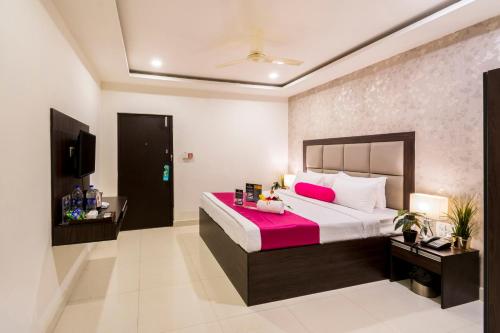 sypialnia z dużym łóżkiem i telewizorem w obiekcie Hotel Fortune Hyderabad Airport Zone w mieście Hajdarabad