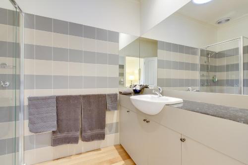 y baño con lavabo y espejo. en Glen Isla House Bed & Breakfast Phillip Island en Cowes