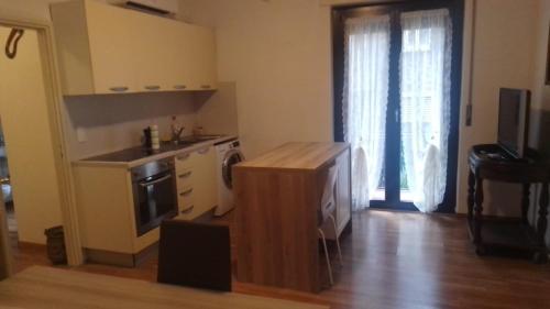 una piccola cucina con lavandino e piano cottura di Anna's Home ** a Campione dʼItalia