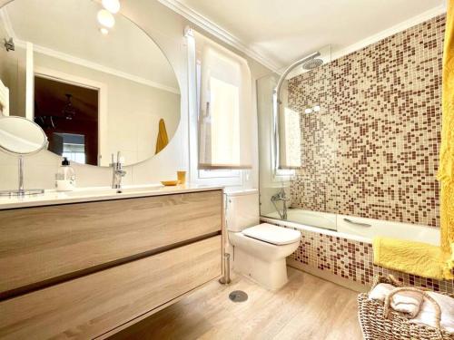 y baño con aseo, lavabo y espejo. en Luxury House Center Baiona en Baiona