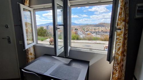 um quarto com uma mesa e uma janela com vista em Estudio Mirador Dorado em Málaga