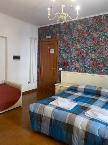 1 dormitorio con 1 cama con una pared colorida en Residenza en Roma
