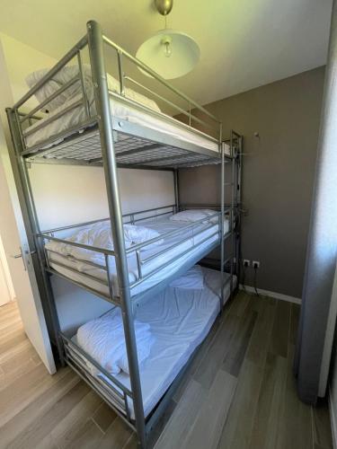ein paar Etagenbetten in einem Zimmer in der Unterkunft Appartement T2 cabine dans résidence avec piscine proche Honfleur - Deauville - Pont L'evêque in Équemauville