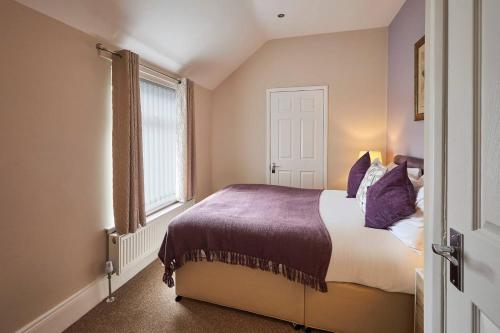 1 dormitorio con cama y ventana en Pass the Keys Modern home in a seaside town, en Seaham