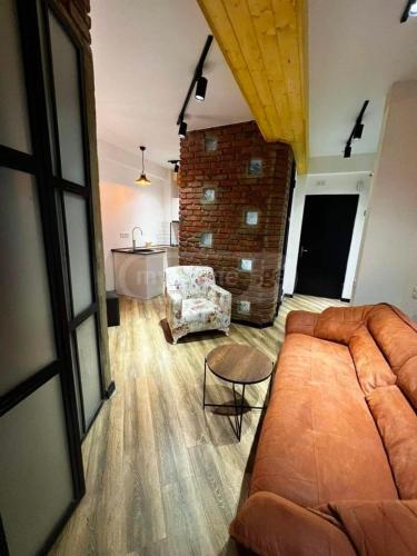 ein Wohnzimmer mit einem Sofa und einem Stuhl in der Unterkunft Apartment in Tbilisi Dadiani 3 in Tbilisi City
