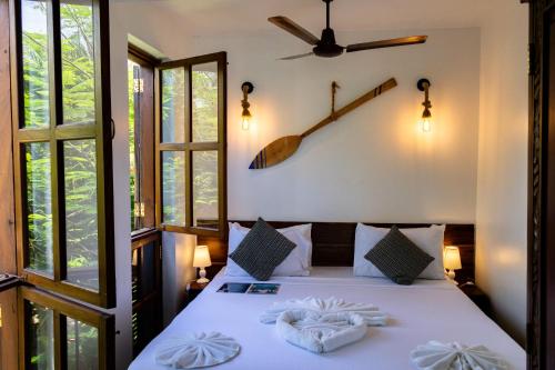 - une chambre avec un lit et 2 serviettes dans l'établissement Pili Pili Boho, à Jambiani