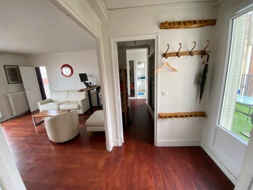 un salon avec un canapé et une table dans l'établissement Eiffel Beaugrenelle - Beautiful T2 58m2 with Terrasse 22m2, à Paris