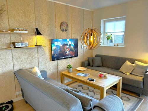 - un salon avec un canapé et une table dans l'établissement Ferielejligheden Bogense Strand / Holiday apartment Bogense Beach, à Bogense