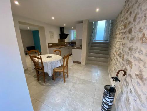 une cuisine et une salle à manger avec une table et des chaises dans l'établissement Maison neuve tout confort, deux chambres, à Saint-Martin-du-Mont