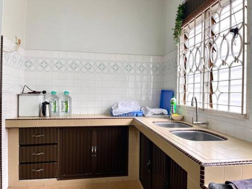 - une cuisine avec un évier et un comptoir dans l'établissement Seaside Bliss: Luxurious 5-Bedroom Retreat, à Malacca