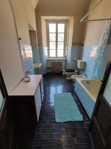 a bathroom with two toilets and a tub and a sink at Casa Valduggia in Valduggia