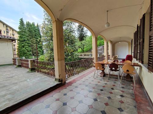 a patio with a table and chairs on a balcony at Casa Valduggia in Valduggia