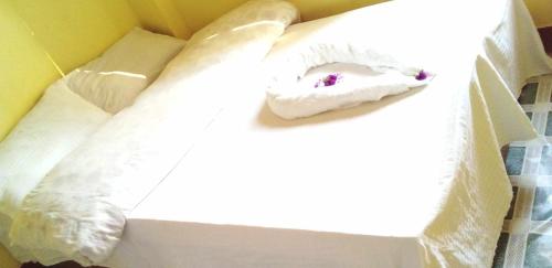 バンディプールにあるGARIMA HOMESTAYのベッド(上にボックス付)