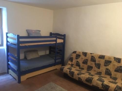 - une chambre avec des lits superposés et un canapé dans l'établissement maison typique cévenole avec jardin, à Mialet