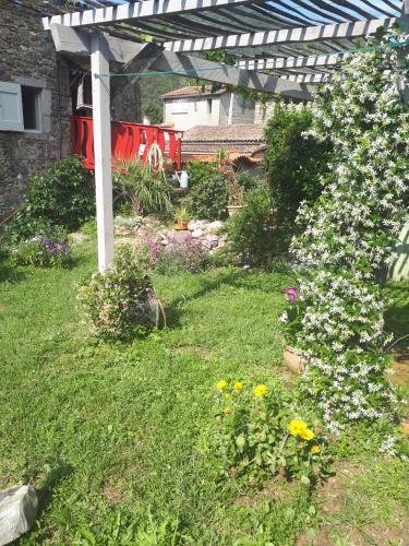 maison typique cévenole avec jardin