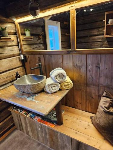 a bathroom with a counter and a sink in a cabin at Stabburet på Balsnes Gård in Hitra