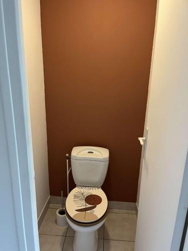 une salle de bain avec des toilettes blanches dans une chambre dans l'établissement Gite l'escapade, à Arrest