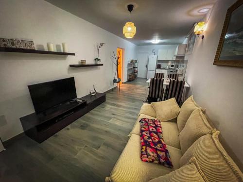 sala de estar con sofá y TV de pantalla plana en Yurena´s Corner en Arrecife