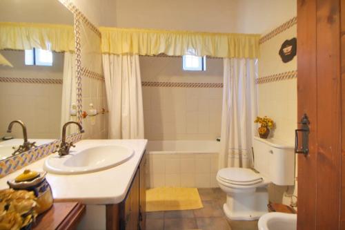 ein Badezimmer mit einem Waschbecken, einem WC und einer Badewanne in der Unterkunft Monte Santiago in Fronteira