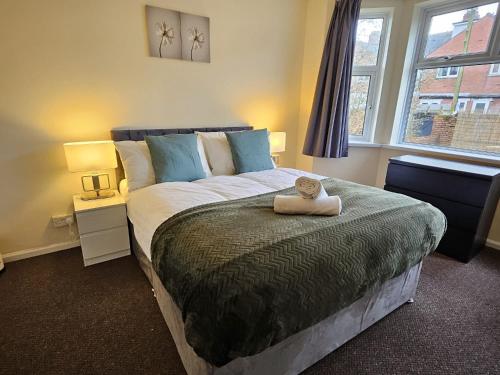 een slaapkamer met een bed met een teddybeer erop bij Nariken Apartments, Cardiff in Cardiff