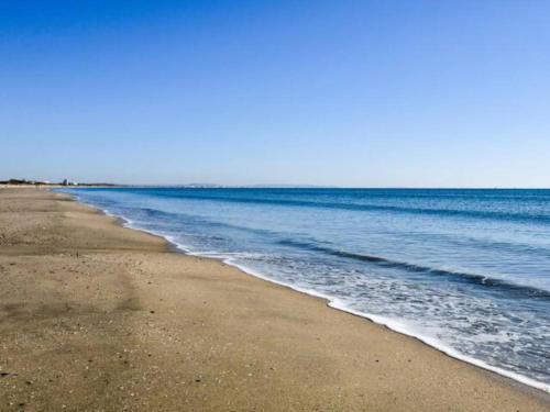 une plage vide avec l'océan en arrière-plan dans l'établissement Nid douillet * Hyper Centre * Clim * Plage à 5 min * Port à 5 min, à La Grande Motte