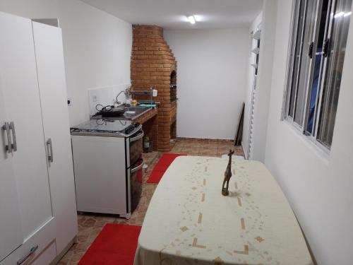 una cocina con una mesa con una estatuilla de gato. en Casa para Lollapalooza, en São Paulo