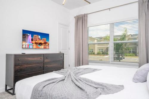 - une chambre avec un lit, une commode et une fenêtre dans l'établissement Magnificient 4Bd w Pool @ Storey Lake Resort 2648, à Kissimmee