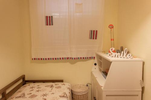 a childs room with a shower and a crib at Divna Apartments and Rooms in Račišće