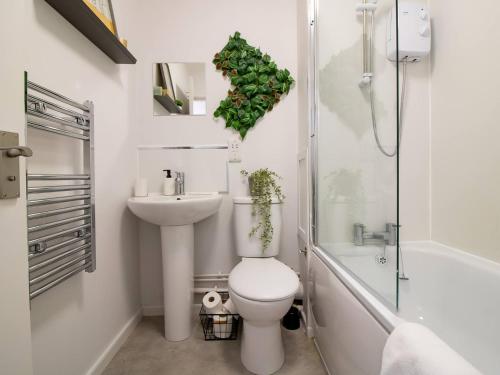 uma casa de banho branca com um WC e um lavatório em Pass the Keys Modern Apartment in the Heart of Newcastle em Newcastle upon Tyne