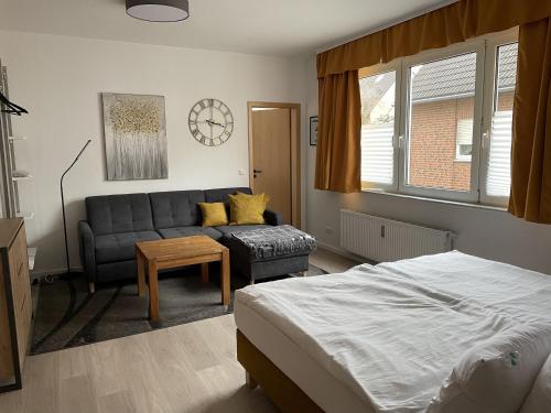 1 dormitorio con cama, sofá y mesa en Appartement mitten in der Stadt, en Mönchengladbach