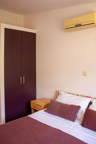 a bedroom with a bed and a cupboard and a bed at Divna Apartments and Rooms in Račišće