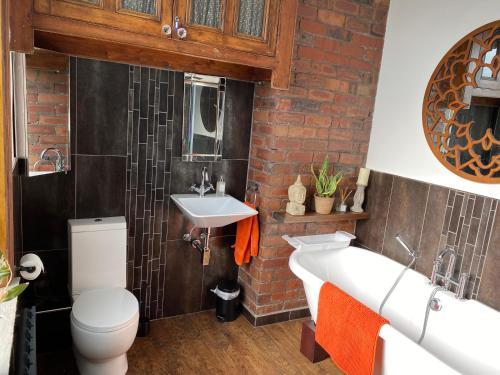 海伯敦橋的住宿－Top O’ Th’ House . Hebden Bridge，浴室配有白色卫生间和盥洗盆。