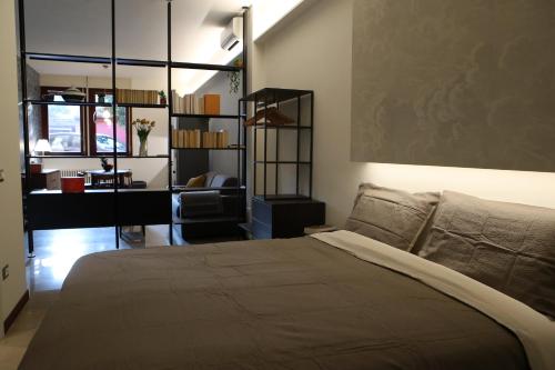 um quarto com uma cama e uma secretária com uma cadeira em Casa moderna nel centro di Imola em Imola