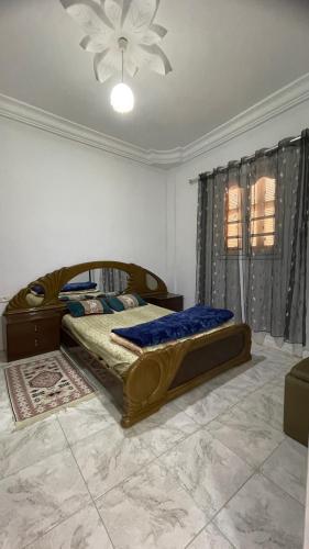 1 dormitorio con 1 cama en una habitación en Dar elrayen en Tozeur