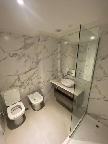 a bathroom with a toilet and a sink and a shower at Zona Güemes 2 ambiente N 503 in Mar del Plata