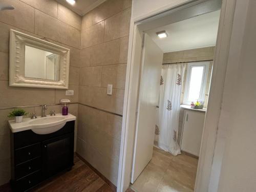 ein Bad mit einem Waschbecken, einem Spiegel und einem Fenster in der Unterkunft Las Moras in Roque Pérez