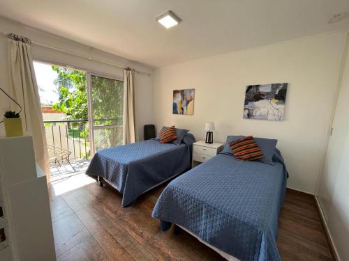 1 Schlafzimmer mit 2 Betten und einem Balkon in der Unterkunft Las Moras in Roque Pérez